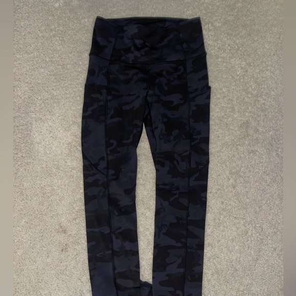 size 2 camo lululemon leggings - Picture 2 of 2